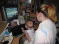 Elya dans sa chaise, dans son transat et sur le PC - 007 * 1024 x 768 * (118KB)
